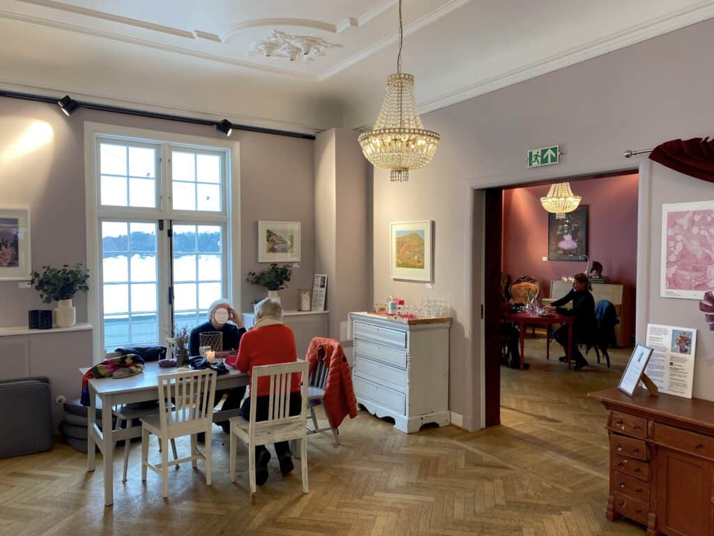 En av stuene i Sjøholmen kafé i Bærum.