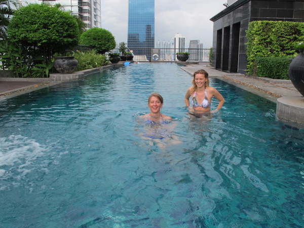 Jeg ble kjent med to hyggelige jenter fra Polen og Sverige. Her tester vi svømmebassenget.