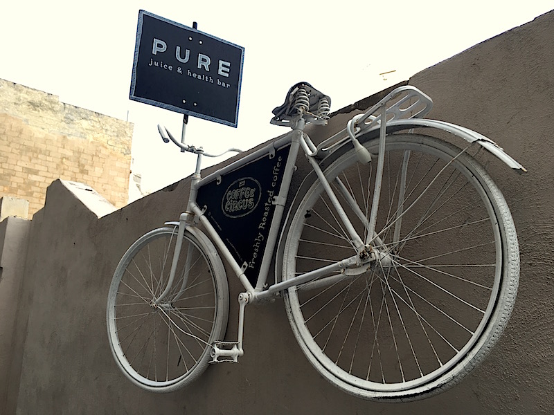 Denne hvite sykkelen henger utenfor inngangen til Pure, og gjør det lett å finne frem!