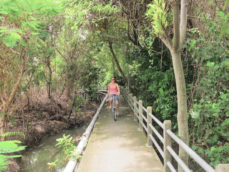 På sykkeltur gjennom jungelen - bare en halvtimes kjøretur unna Bangkok ...