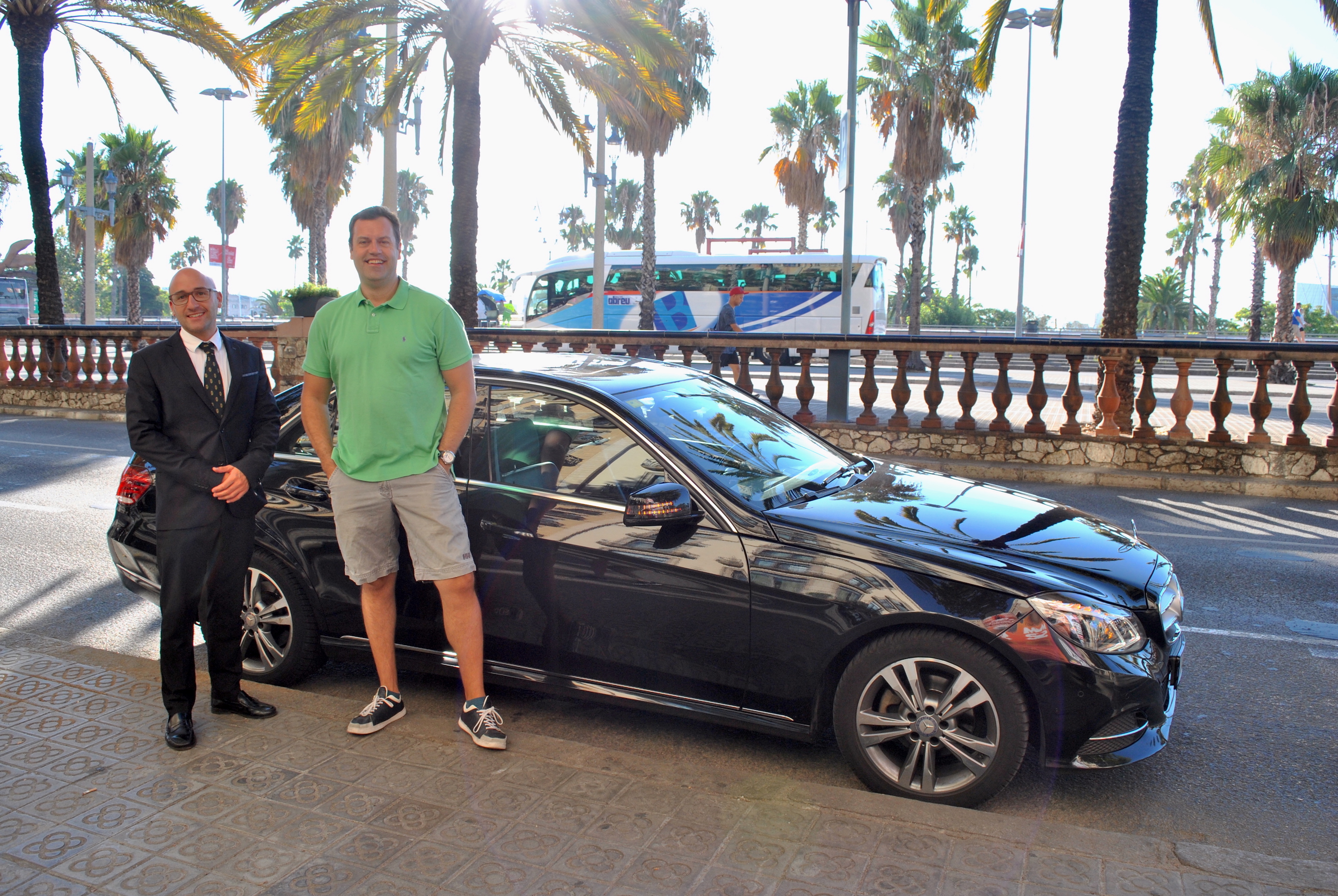 Privatsjåføren vår (t.v.) og daglig leder Marc Farré-Escofet hos Barcelona By Road (t.h.) hentet oss rett utenfor hotellet.