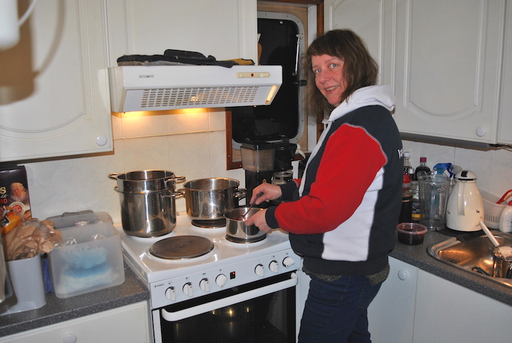 På båtens kjøkken, eller bysse, tilbereder Gulli Monika kveldens middag.