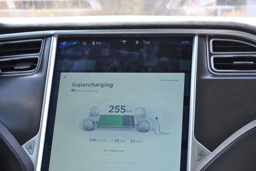 Bilen og vi fikk ny energi under pausen ved Tesla Superchater på Solli.
