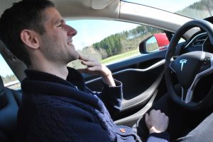 Det er absurd å observere autosteer-funksjonen til Tesla ...