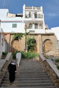 Hotellet er bygd på muren som omgir kasbahen i Tangier. Den nedre balkongen tilhører rommet vi bodde på.
