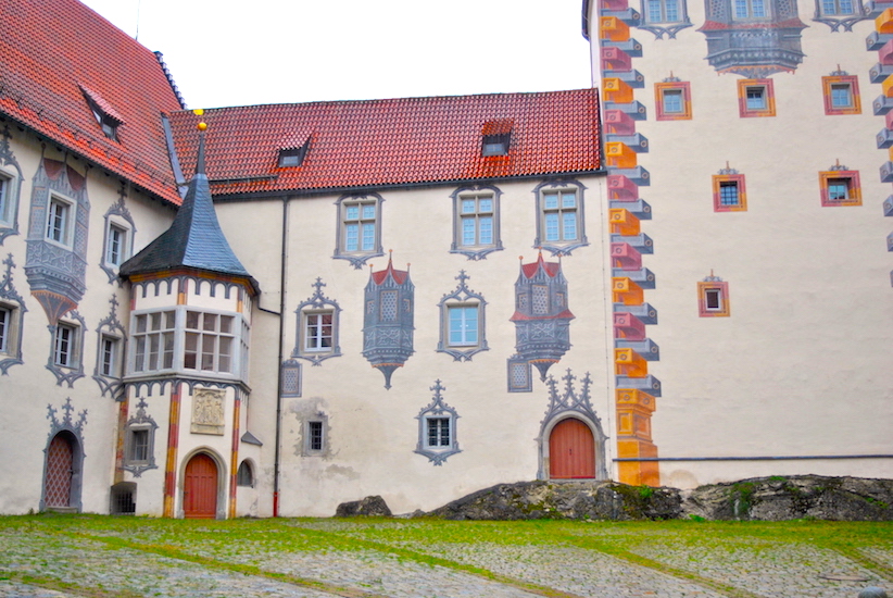 Mange av bygningene i Füssen har påmalte vinduer, murstein, balkonger og lignende, 