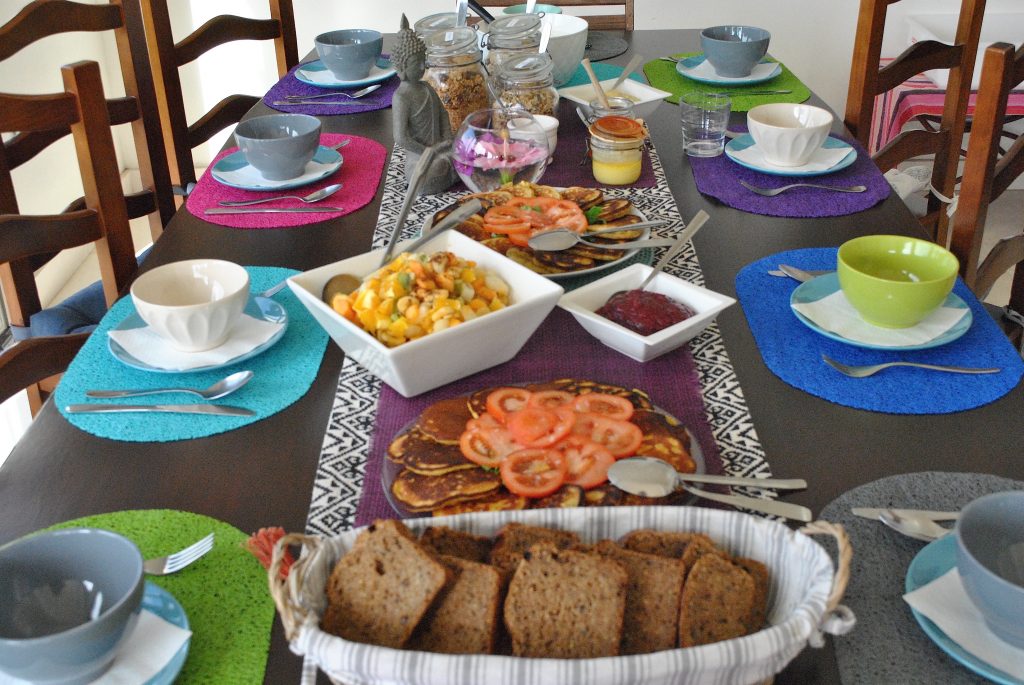 Deilig og variert hjemmelagd vegetarmat ble servert til frokost hver dag og to middager.