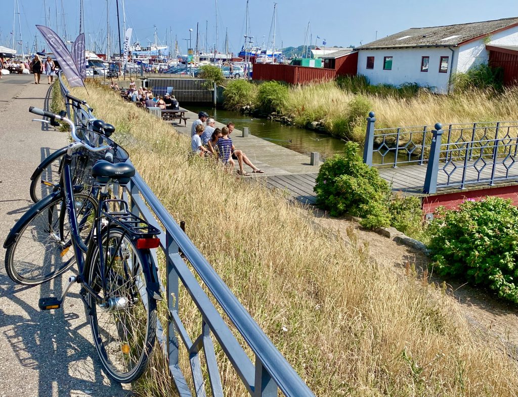 Ferieidyll med sykkel i Gilleleje sentrum.