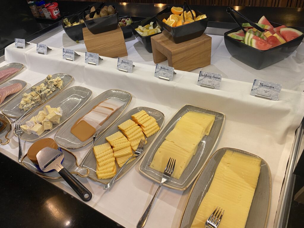 Fat med ulike oster. Hotellfrokost.